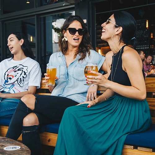 Chicas bebiendo cerveza en un bar
